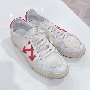 Men’s Off White sneakers in size 43.